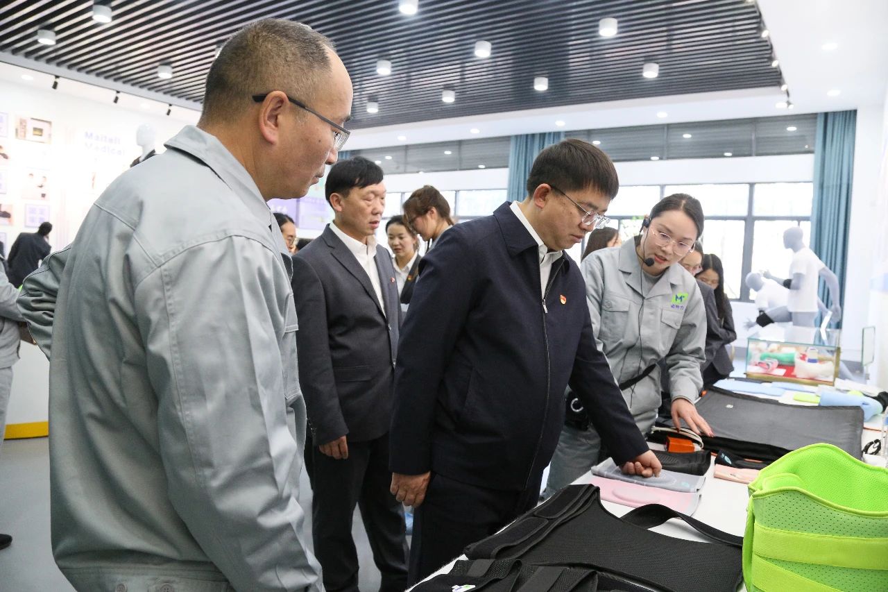 中共宣威市醫保局黨組與公司黨支部聯合舉辦“送法進企業”主題黨日活動